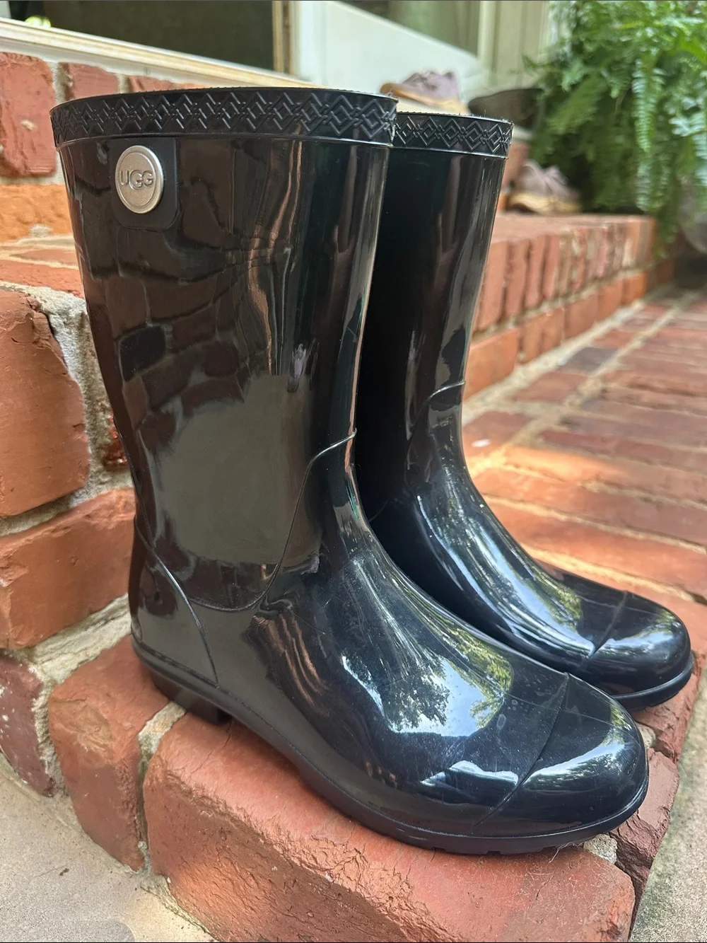 UGG sleek glossy